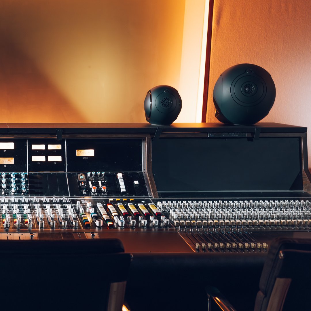 DEVIALET's tweet image. Be there. In the midst of it.

Devialet Phantom Ultimate delivers the precise emotion of the original studio session.

Nothing lost, everything gained: devialet.com/en-us/listenin…

#Devialet #DevialetPhantom