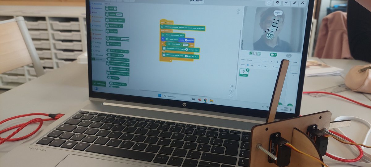 LEYS_Dimitri's tweet photo. Nos collégiens de 3e ont relevé le défi : créer un casier intelligent qui se déverrouille 🔒🔓 par reconnaissance d’image 📸 ! Biais &amp; Limites de l'IA n'ont plus de secrets pour eux 🧠💡!
Un super projet d’#IA réalisé pour la #FêteDeLaScience #FDS2025  @clgMoliere @eduscol_techno https://t.co/bjqh4V7usk