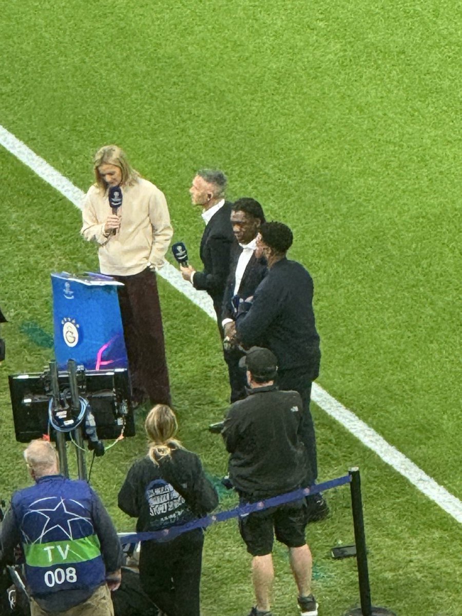 Sky Sports spikeri Jo Wilson:

“Tribünler Liverpool maçının kaldığı yerden devam ediyor. Bu sefer hazırlıklı geldim kulak tıkaçlarım hazır. 2 gün boyunca kulak çınlaması yaşadım Liverpool maçında.”