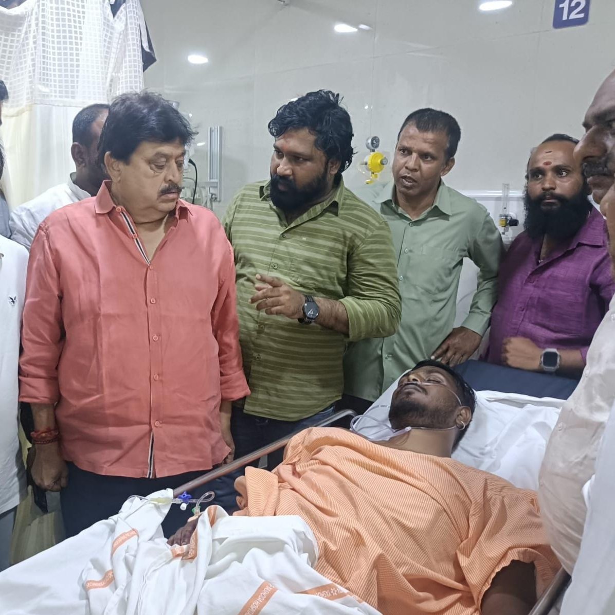 BJP4Telangana's tweet photo. ప్రజలకన్నా.. ఎం.ఐ.ఎం నాయకులనీ, ఆ పార్టీ కార్యకర్తలనీ  తలకెక్కించున్న ప్రభుత్వం లో పోలీసు అధికారిపై కత్తిపోట్లు పడితే.. సామాన్య ప్రజలపై తూటాలు పేలతాయి!

నిజామాబాద్ లో ప్రమోద్ అనే పోలీసు కానిస్టేబుల్ ని రియాజ్ అనే రాక్షసుడు కత్తి తో పొడిచి హత్య చేసిన సంఘటన మరవకముందే...

ఈరోజు హైదరాబాద్ లోని ఘట్కేసర్ లో అక్రమంగా గోవులను తరలిస్తున్నారని అడ్డుకున్న ప్రశాంత్ ను తుపాకీతో కాల్చి చంపే ప్రయత్నం చేశారు ఎం.ఐ.ఎం నాయకులు...

అధికార పార్టీ అండ ఉంటేనే కత్తులు - తుపాకులు ప్రయోగిస్తున్న ఎం.ఐ.ఎం నాయకులు, రేపు అధికారంలోకి వస్తే పరిస్థితులు ఎలా ఉంటాయో ఊహించుకోవచ్చు.

ఎం.ఐ.ఎం నాయకుల తుపాకీల దాడిలో గౌరక్షకుడు గాయపడ్డ విషయం తెలిసిన వెనువెంటనే గౌరక్షకుడు ప్రశాంత్ ను పరామర్శించేందుకు సికింద్రాబాద్ యశోదాకి చేరుకుని ఆయన పరిస్తితిపై, ఆయనకి ఆసుపత్రిలో అందిస్తున్న వైద్యంపై డాక్టర్లను అడిగి తెలుసుకున్న బిజెపి రాష్ట్ర అధ్యక్షులు శ్రీ @N_RamchanderRao  గారు.