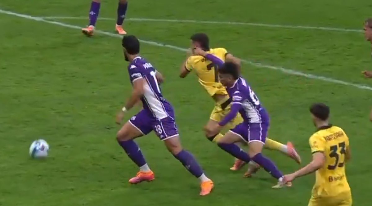 <a href="/JuanPabloFdz/">Juan Pablo Fernández🙋🏻‍♂️</a> Manotazo imprudente a Santi Giménez en la Serie A. No es violento. No es agresión. Pero es imprudente y en el reglamento (en todas partes del mundo) es considerado falta. 

Fue penal