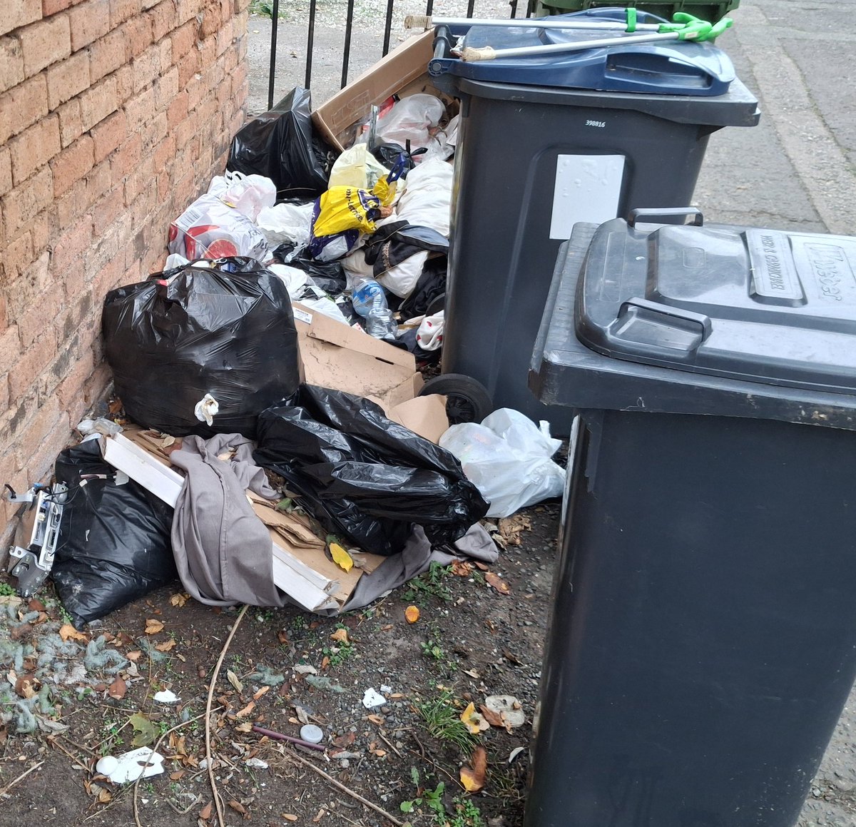 Mick Brown (@mickbrown3) on Twitter photo Thanks to <a href="/BhamCityCouncil/">Bham City Council</a> for responding to residents concerns and getting this allway of Compton Road fully cleaned. 
#CleanSteetsMatter Thanks to <a href="/BhamCityCouncil/">Bham City Council</a> for responding to residents concerns and getting this allway of Compton Road fully cleaned. 
#CleanSteetsMatter