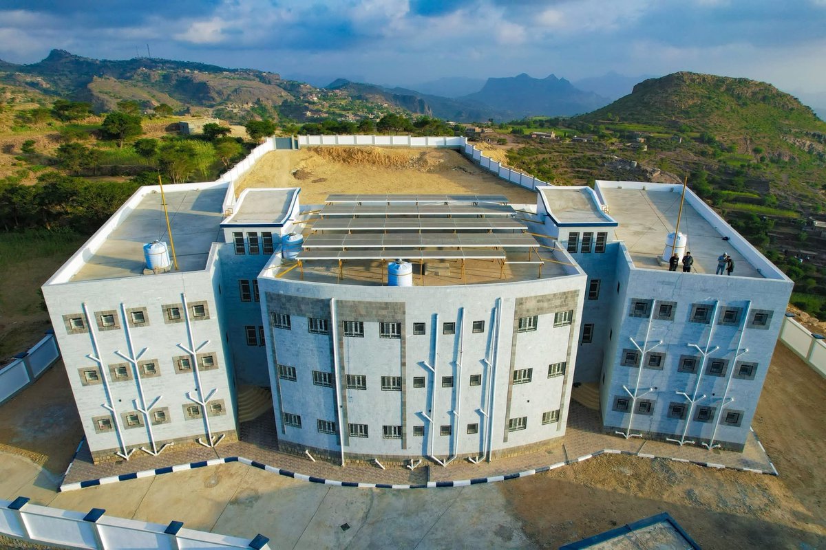 مدرسة الشيخ #محمد_بن_زايد النموذجية (الضالع - جحاف)، منارة علمية حديثة ومتكاملة، ضمن دعم واسع يشمل قطاع التعليم في المحافظات المحررة.