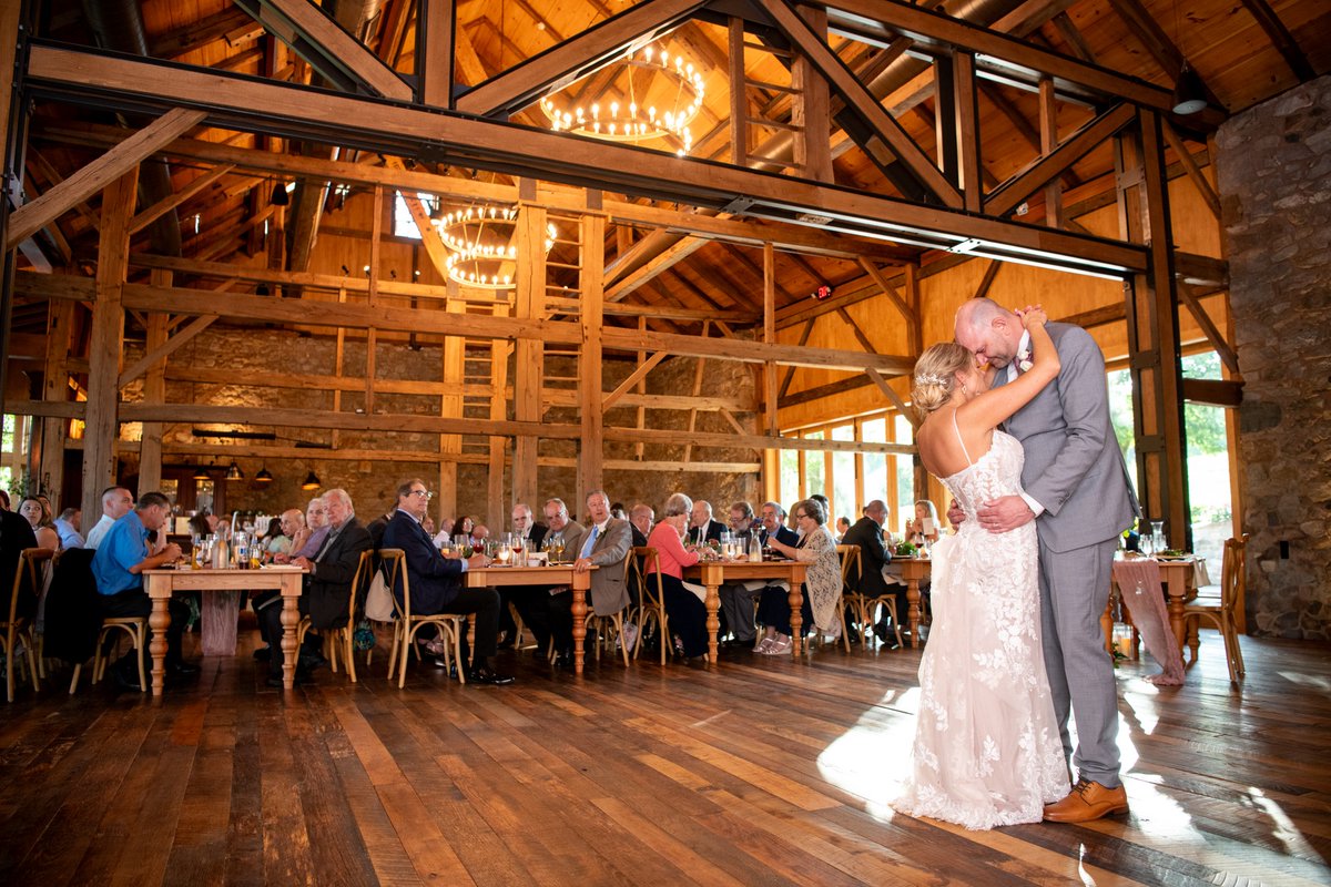 SonicDJsLV's tweet image. The music fades in, the crowd goes quiet, and it’s just the two of you.
That first dance magic hits different when the moment feels like your love story.
Every beat. Every lyric. Every look. Nailed it. 💫
#FirstDanceFeels #StressFreeWeddingVibes #SonicWeddings