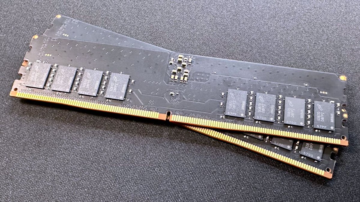espor_live's tweet image. Yapay zeka patlamasıyla DDR4 RAM fiyatları DDR5&apos;e yaklaştı! 📈 Artan talep ve azalan üretim, bellek ve depolama fiyatlarını yükseltiyor. Bütçe dostu sistemlerde bile DDR5&apos;e geçmek mantıklı olabilir. #DDR4 #DDR5 #RAM #YapayZeka #İlkaySaraMuşmula