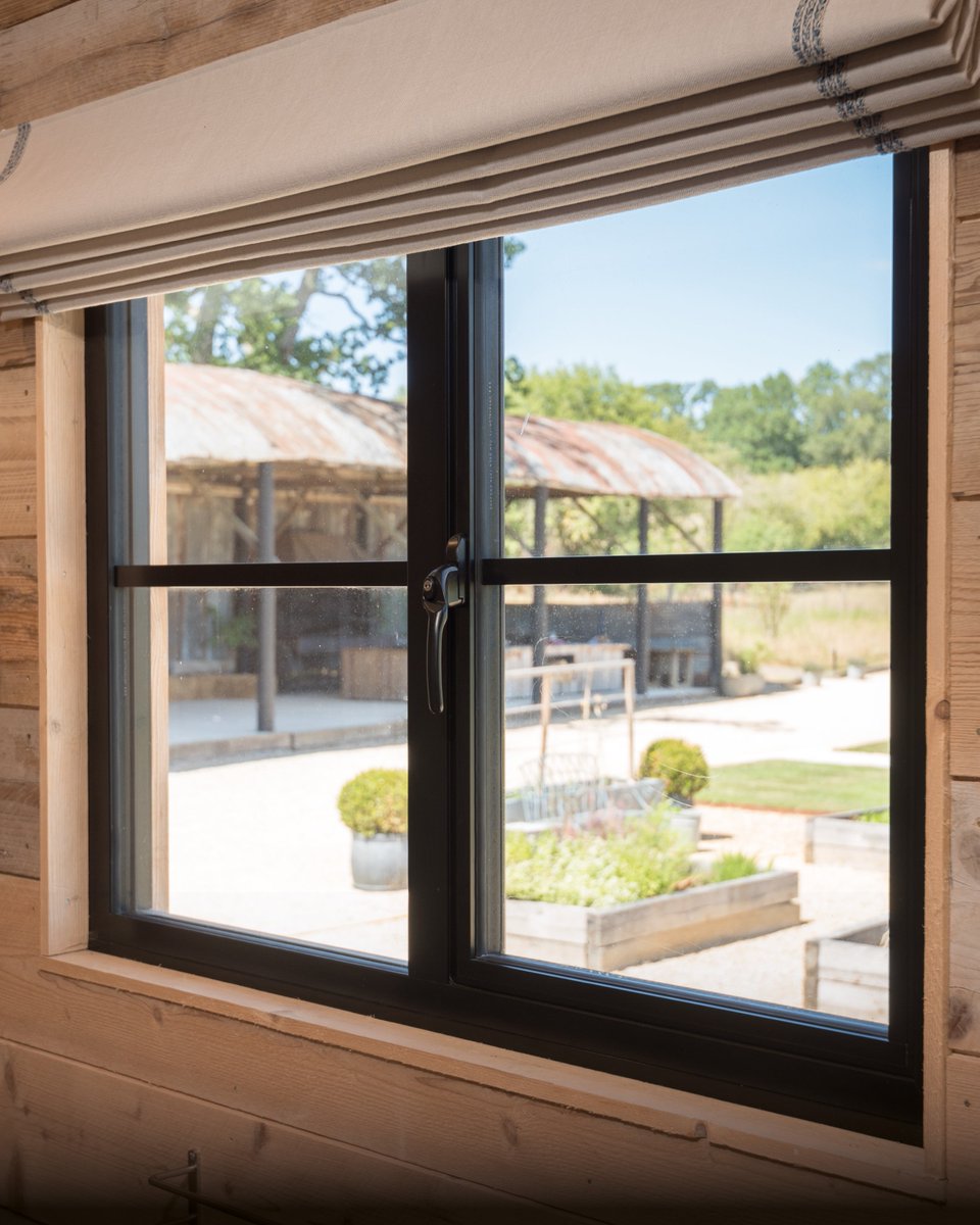 Originbifolds's tweet image. A window with a view to match 🤩🙌

Our OW-70 window with Soho bars, finished in 9005M Jet Black, is the perfect complimenting feature to this gorgeous Shepard hut, perfectly framing the golden countryside beyond 🖤🍂

#OriginWindows #SohoCollection #OW70 #SohoBars…