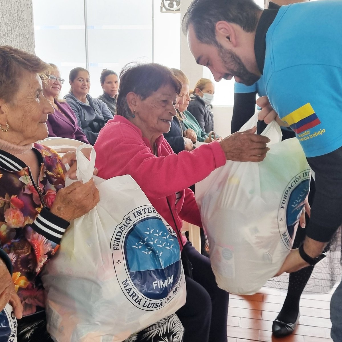 FIMLM's tweet photo. #FimlmColombia 🇨🇴 | En el barrio Bosques de Suba, en Bogotá, la Fundación Internacional María Luisa de Moreno llevó a cabo una jornada de apoyo que brindó alegría y bienestar a 150 familias en situación de vulnerabilidad.💙🌟 

➡Lee más: https://t.co/s8Z3riweiP https://t.co/eTmABnkAYq