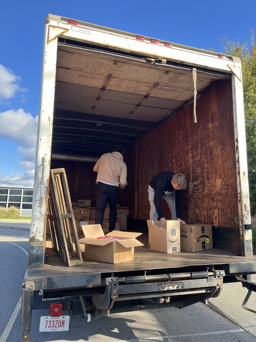 AndersonRaptors's tweet image. WOW!!! Our Freshmen Day of Service was a HUGE SUCCESS!! A whole box truck of power packs!! #AHSisFAMILY @fhfeorg @FHSchools
