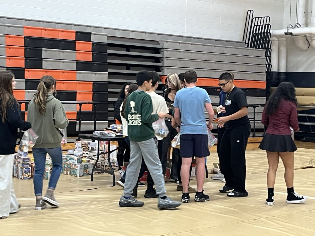 AndersonRaptors's tweet image. WOW!!! Our Freshmen Day of Service was a HUGE SUCCESS!! A whole box truck of power packs!! #AHSisFAMILY @fhfeorg @FHSchools