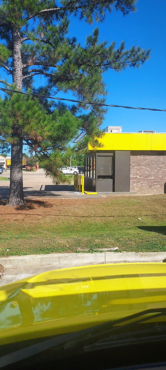 Parked 30' away from a Waffle House breakfast. I did not realize The Bee was color coordinated with America's favorite breakfast/Thunderdome surrogate. 🤣

Heading to San Diego with a load of chicken presumably bound for Tijuana and points south.

In the meantime, grits bowl yo!