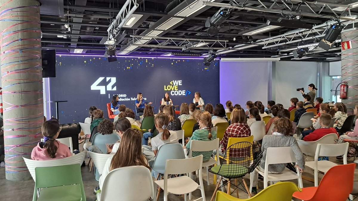 GeneracionCode's tweet image. El sábado pasado en Espacio 42 de @fundacionTef, los participantes de Ellas Hablan Código, tuvieron la oportunidad de escuchar dos mesas redondas con referentes femeninos reales y accesibles, con la finalidad de acercarles la tecnología desde la experiencia personal.