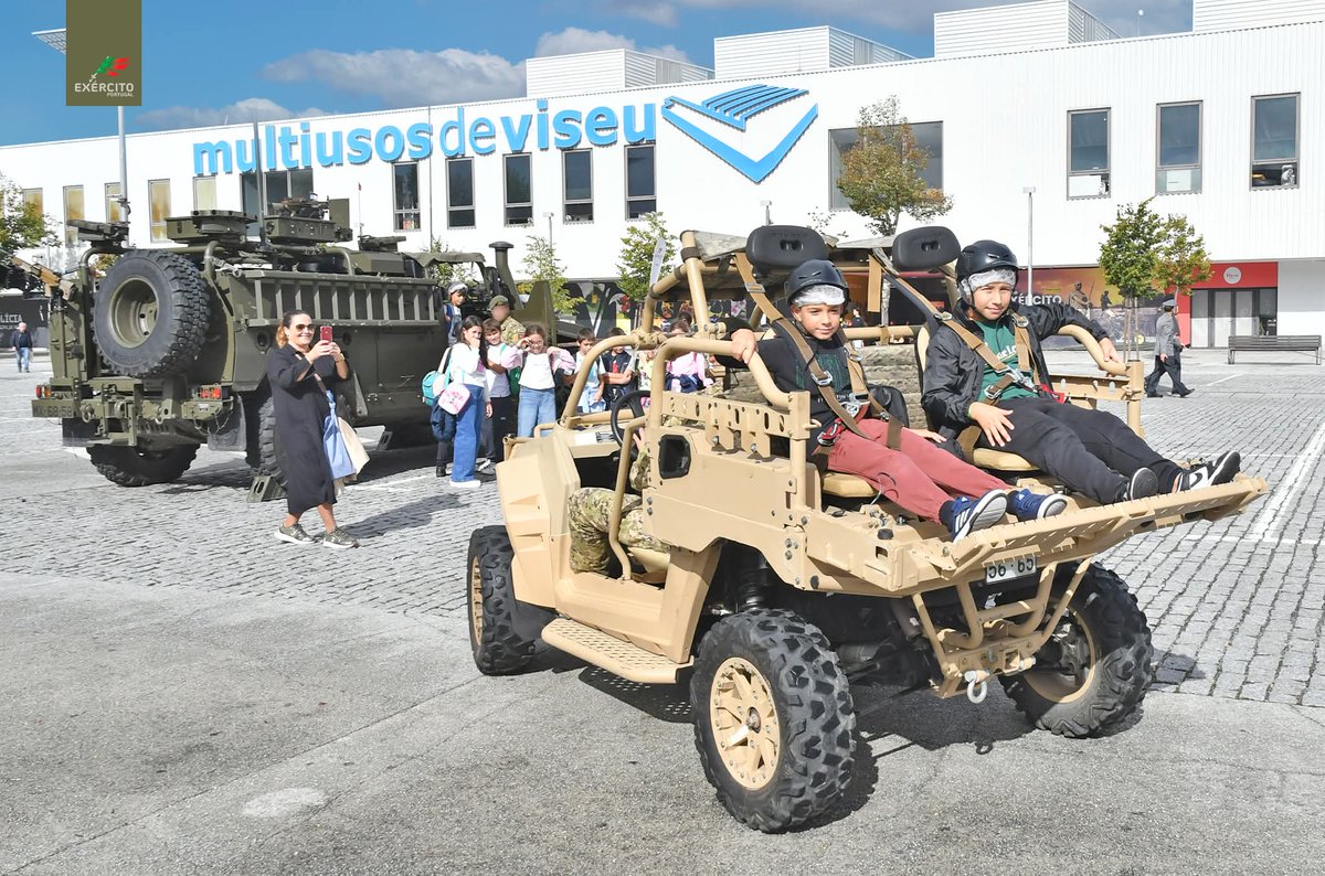 📢 Um mar de sorrisos no segundo dia da Expo Exército 2025

👉 O Pavilhão Multiusos de Viseu encheu-se de cor, alegria e boa disposição, com a presença de várias centenas de crianças do Concelho que vieram conhecer o Exército 🇵🇹— e deixaram tudo ainda mais vivo e vibrante!