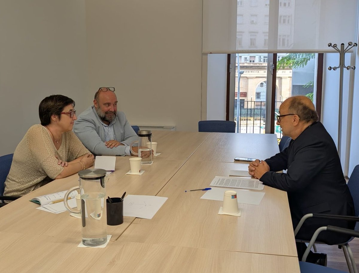 Ens hem reunit amb el DG de Promoció Cultural i Biblioteques @xavierfina sobre el futur decret de personal bibliotecari. 

Des del @COBDC volem que aquest nou marc reconegui la feina de les bibliotecàries i bibliotecaris i impulsi el seu paper clau a les biblioteques públiques!