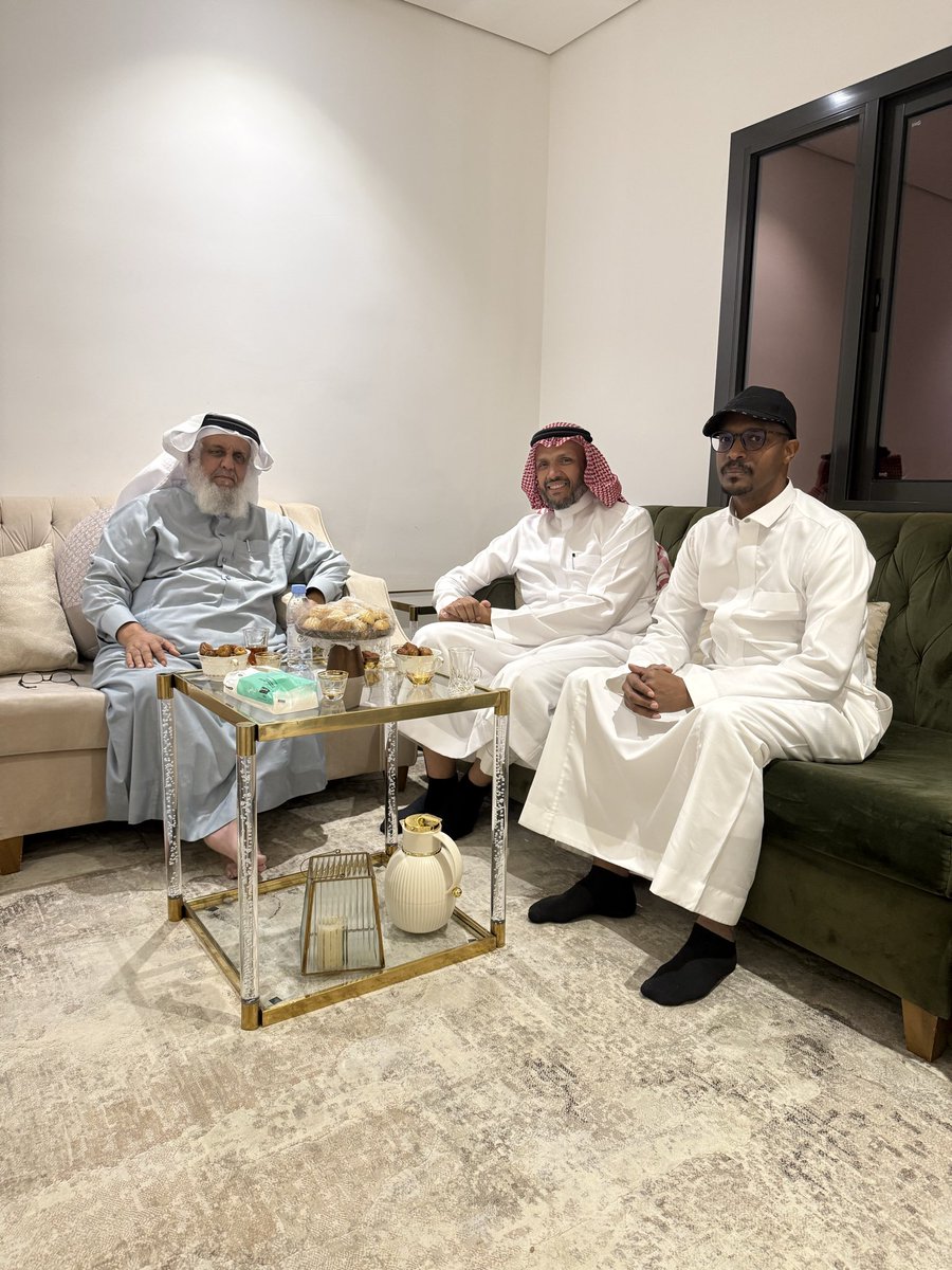 MASAALALI's tweet photo. زارني في هذا اليوم الأربعاء ١٤٤٧/٤/٣٠هـ أخي الحبيب وصديقي الوفي د.سليمان المعلم وأ.بندر عواجي في منزلي بمناسبة خروجي بالسلامة بحمد الله ونعمته من المستشفى بعداجراءالعملية الجراحية وكان لهذه الزياة الأثرالجميل على نفسي وسعادة في قلبي فجزاهم الله خير الجزاء وجعل في ميزان حسناتهم https://t.co/OJN5nBJo34