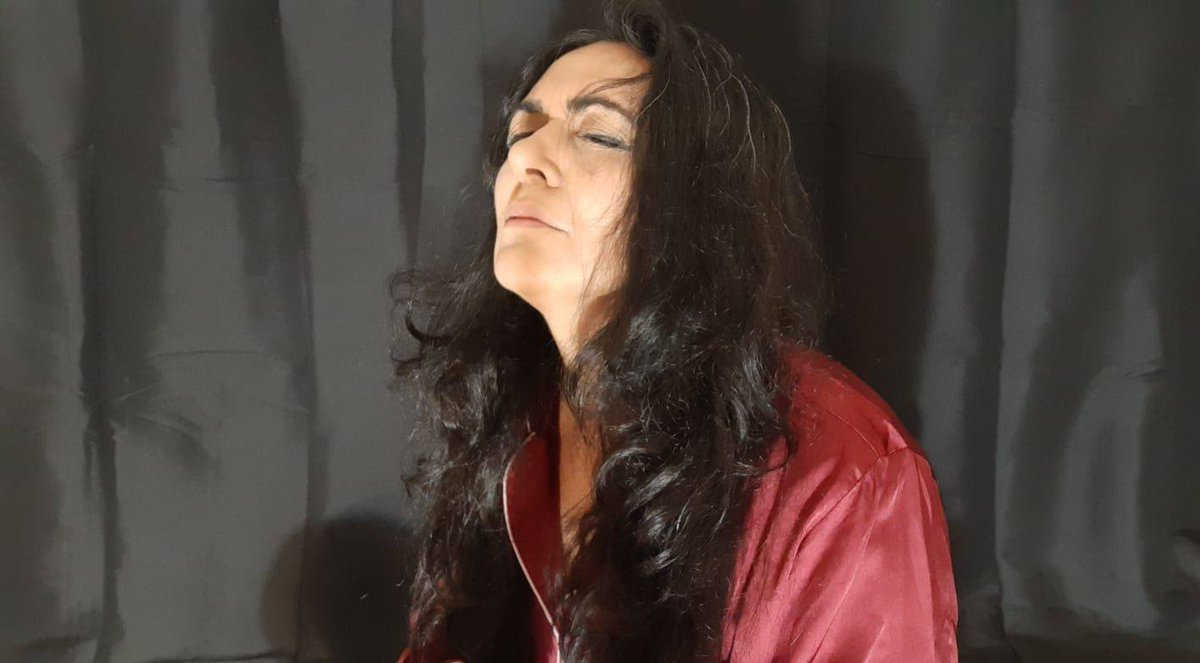 Az kaldı. Provalar tam gaz gidiyor.  
Kâh gülüyorum, kâh ağlıyorum, kâh aklım repliklerle köşe kapmaca oynuyor.  
Prömiyer: 2 Kasım 2025
Saat: 15:00
Adres: 74, Avenue du Général Leclerc 92100 Boulogne-Billancourt, Paris