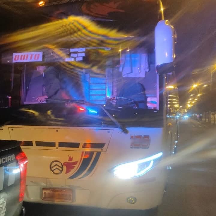 Durante un operativo de control realizado esta madrugada, las autoridades detectaron a un conductor de transporte interprovincial en estado de embriaguez. Por seguridad, los pasajeros fueron trasladados a otra unidad, mientras el chofer fue retenido de inmediato conforme a la ley