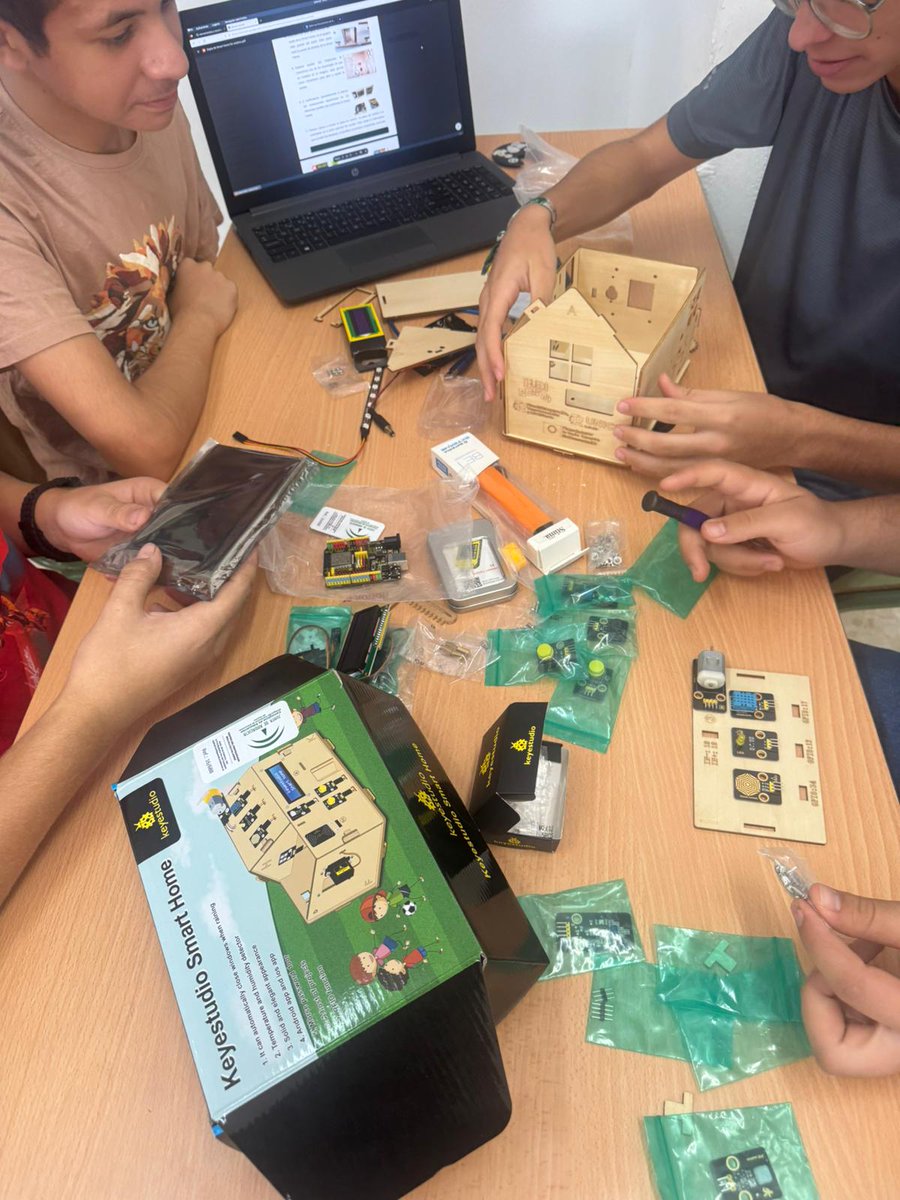 IESLaRibera1's tweet photo. El alumnado de 4º ha tenido la oportunidad de experimentar con el  kit Smart Home, cedido por el CEP de Bollullos del Condado. Nuestros estudiantes han podido disfrutar mientras realizaban diversas prácticas relacionadas con la la  domótica y las casas inteligentes. https://t.co/q4016Mib8y