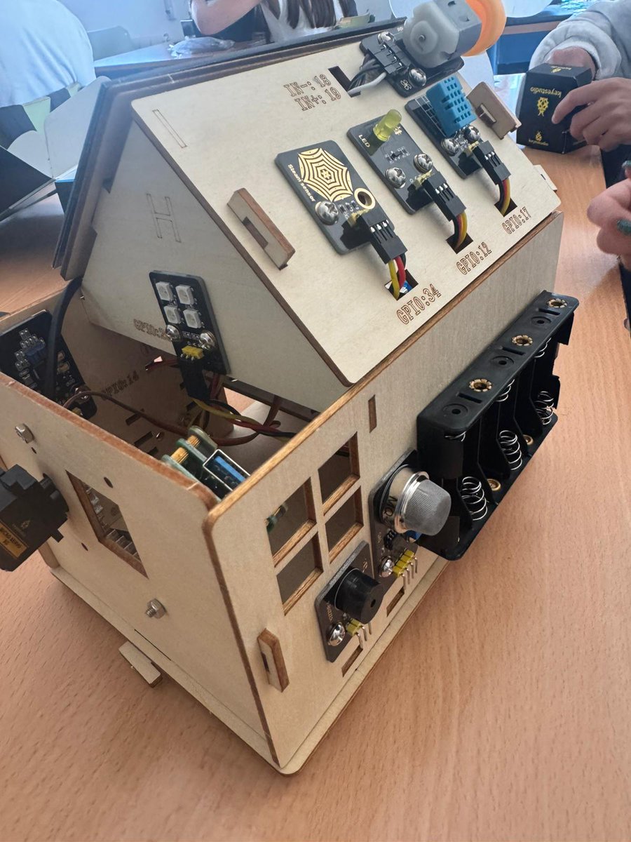 IESLaRibera1's tweet photo. El alumnado de 4º ha tenido la oportunidad de experimentar con el  kit Smart Home, cedido por el CEP de Bollullos del Condado. Nuestros estudiantes han podido disfrutar mientras realizaban diversas prácticas relacionadas con la la  domótica y las casas inteligentes. https://t.co/q4016Mib8y