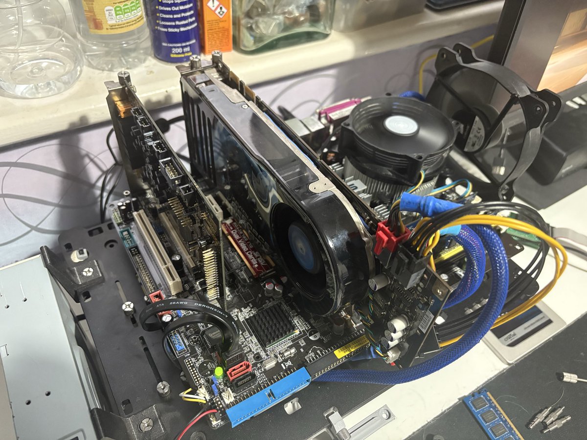 hosseruk's tweet photo. @S0N1Cua Same motherboard and GPU as my XP x64 machine :) I have a Q6600 in mine, will run 3DMark 06 to compare. I expect the faster FSB on the dual-core Wolfdale probably yields higher scores 🤔 https://t.co/QON8rRf0IF