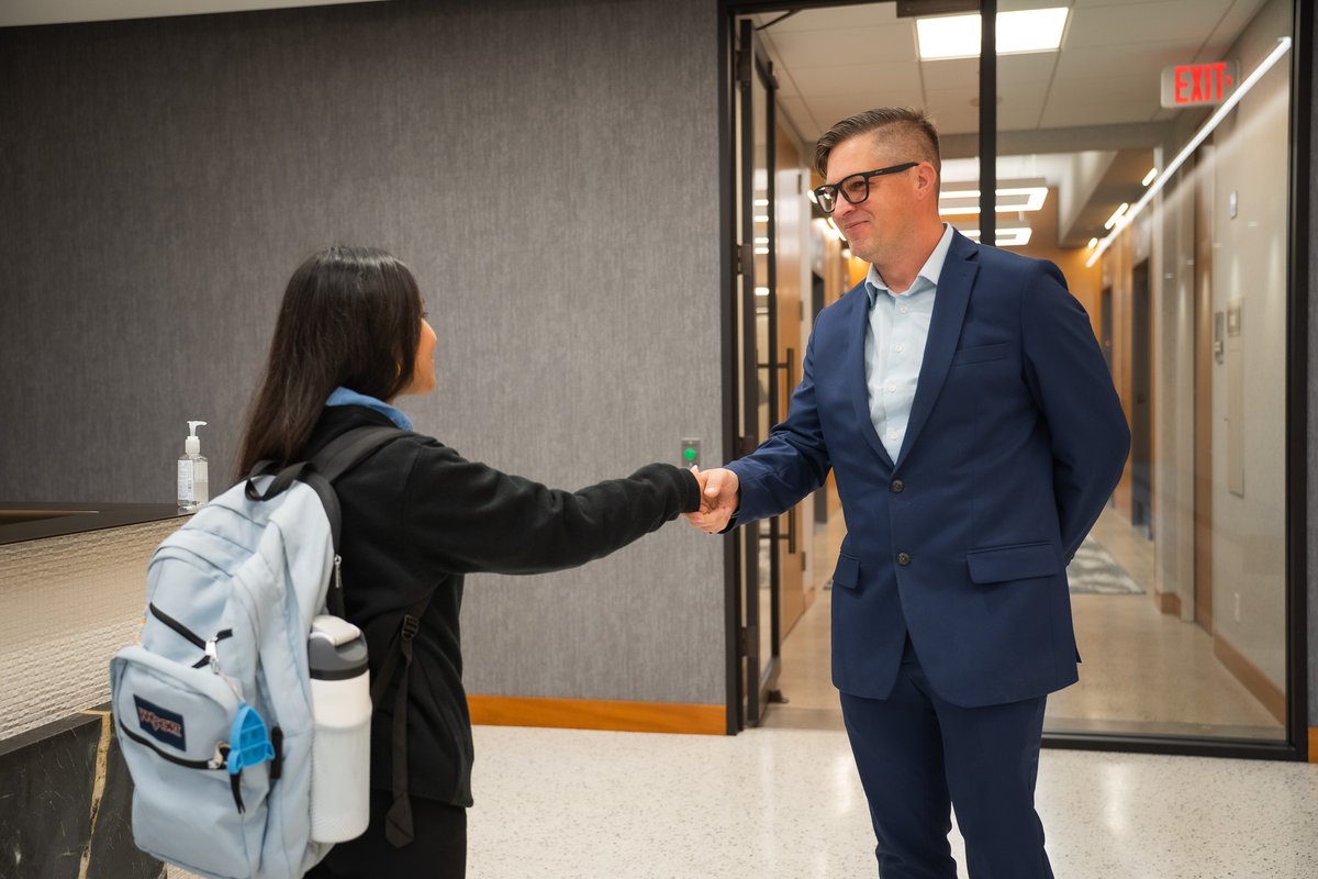 CRJesuit_TC's tweet image. Today&apos;s the day! 🎉 Nearly 100 9th-grade students are officially on their first day in the workplace as part of the Cristo Rey Corporate Work-Study Program. From interview prep to professional placements, they&apos;ve been building up to this moment. Go, Pumas! #CWSP #CristoRey