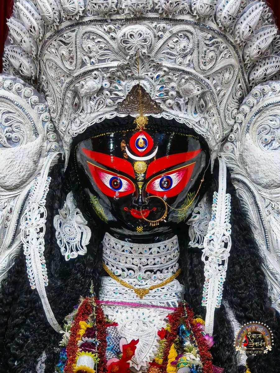 SudhanidhiB's tweet image. She's the adored Queen of my area Keoratala Smashan Kali, she won't leave today but Friday. I accompany her in the final farewell journey every year.