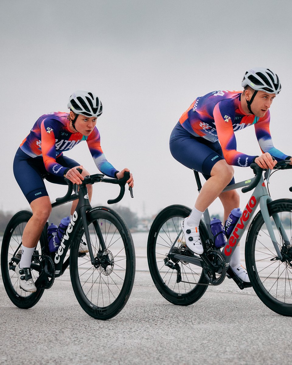 RideShimano's tweet image. Taking turns at the front. Pushing each other higher. And celebrating the finish together. That&apos;s the true power of cycling as a team 🤝

#ShimanoRoad