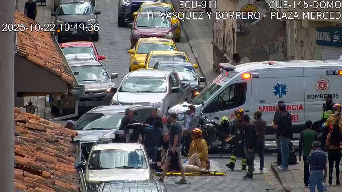 Las cámaras de #VideovigilanciaECU911 registraron un siniestro entre una motocicleta y un automóvil en las calles Honorato Vásquez y Hermano Miguel.
El <a href="/ECU911_/">ECU 911</a> coordinó la atención con <a href="/emov_ep/">EMOV EP Cuenca</a> y <a href="/Bomberos_Cuenca/">Bomberos Cuenca</a>. De forma preliminar se reporta una persona herida.