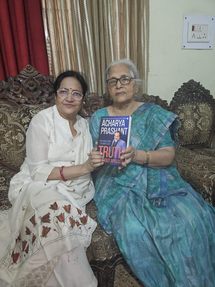 जब दीप जलें सत्य के,तभी होती है वास्तविक दीपावली।
       आज इस भावना के साथ देवरिया की वरिष्ठ चिकित्सक डाक्टर शोभा शुक्ला जी को "Truth Without Apology" पुस्तक भेंट की।
        सत्य का प्रकाश ही जीवन का सच्चा उत्सव है।

#TWA_TopsAmazon 
#चाहिए_TWA
#ApTWA_है_जरूरी