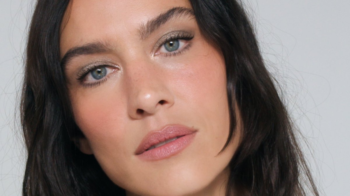 Lisa_Eldridge's tweet image. New Tutorial! Chats, LOL’s and Effortless Makeup with Alexa Chung
lisaeldridge.com/blogs/videos/c… #makeup #tutorial #alexachung