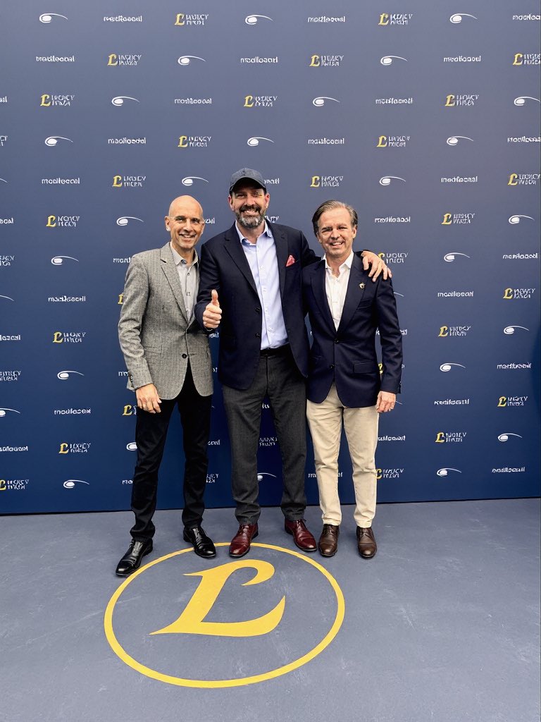 LedProjects's tweet image. Inauguración de #LegacyPlaza en @MAD4PADEL, un homenaje a las leyendas del pádel y a su legado.
Gracias a José Calvo Sotelo, Natalia Calvo Sotelo y Ángel Moreau por la invitación a un evento histórico.
En #LEDProjects seguimos iluminando el presente y el futuro del 20x10. 💡