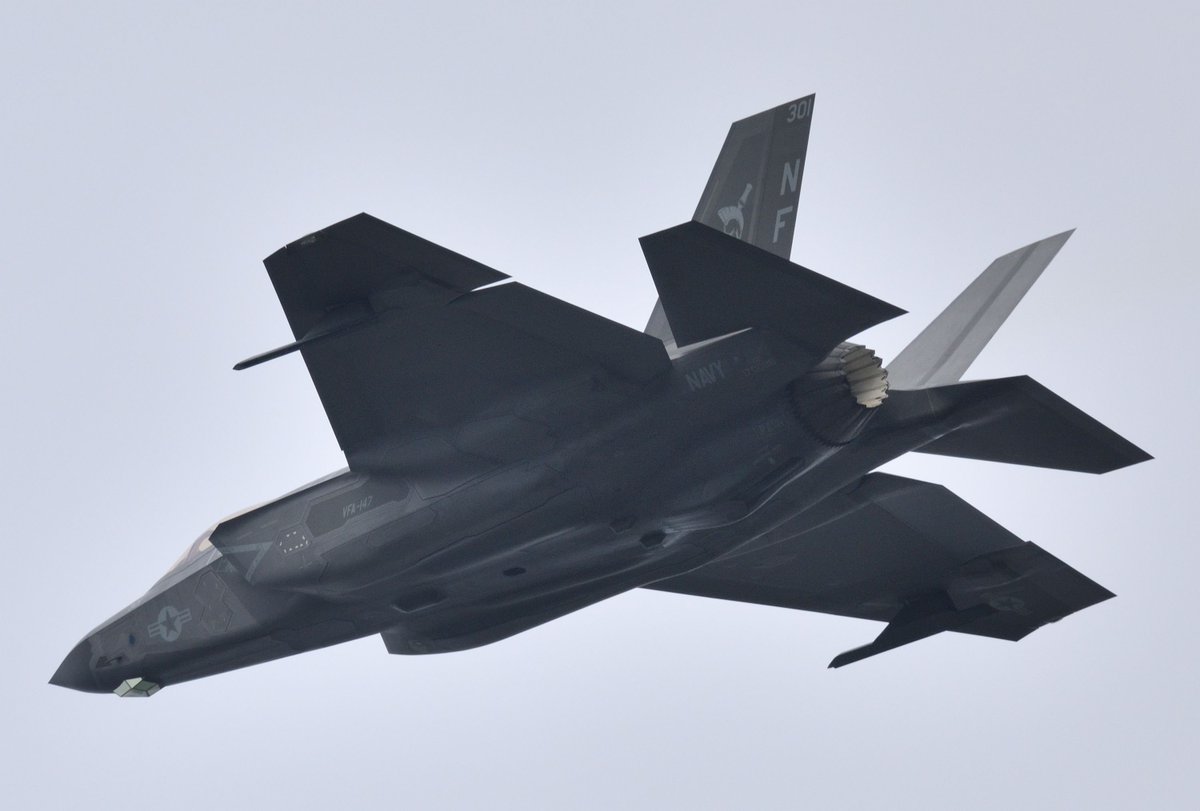 tomcat_alte's tweet image. 10/20の厚木基地です。
ジェイソンの離陸を！😃まずはNF301。
念願のF-35の離陸を撮れて嬉しかったです！😊
あの低音の効いた爆音は良かったなぁ～！
そして次はいつも豆粒でしか撮れないF-35Bの飛んでる所を近くで撮りたいですね～😅

#厚木基地
#VFA147
#F35C