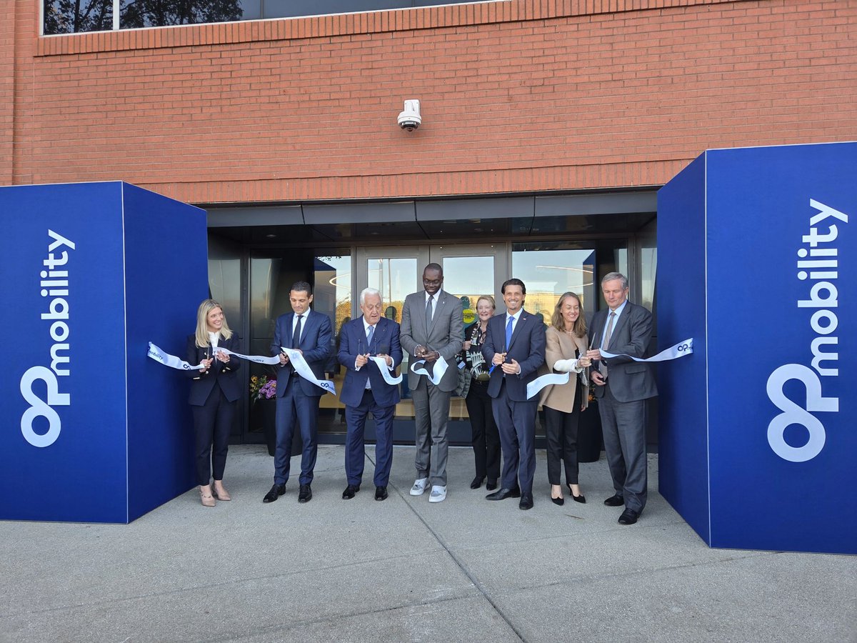FranceinChicago's tweet photo. Oct 20, @OPmobility, 🌎 leader in #connectedmobility, opened its new NA HQ in Troy, with @FrenchAmbUS, @LtGovGilchrist, Mayor @EthanBakerMI, CEO Laurent Favre, the Burelle founding family and Consul Gen. @ChMontel. Created in 1946, this 🇫🇷 group is now a top player in the sector. https://t.co/orJ3EX2BzE