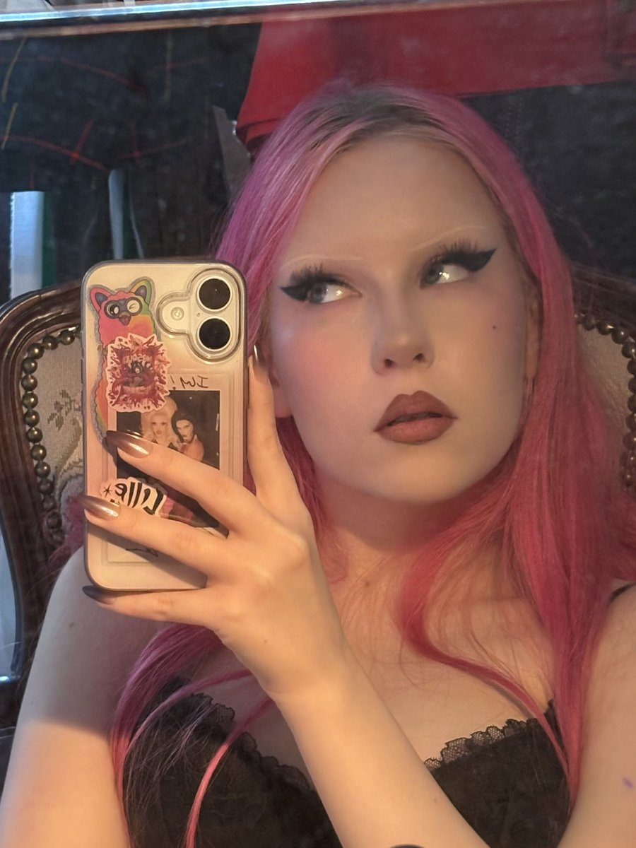 ida 𝜗𝜚 tweet media