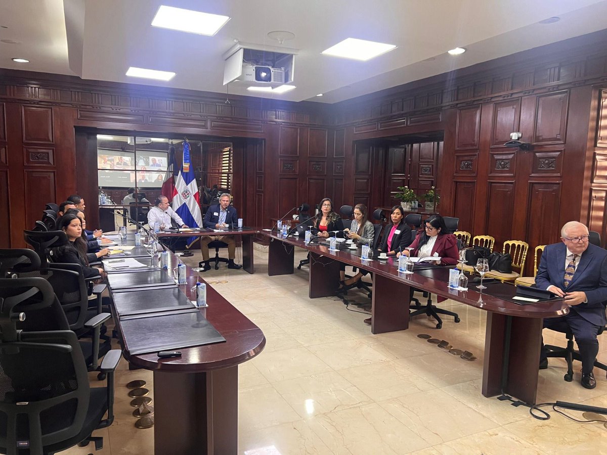MIC_RD's tweet image. Desde el MICM, realizamos una reunión de trabajo con representantes comerciales de nuestras embajadas en Costa Rica, Estados Unidos (Washington y New Orleans), Japón, Países Bajos, Corea, Suecia, España (Madrid), México, Reino Unido y Brasil, en el marco del Proyecto “Inversiones…