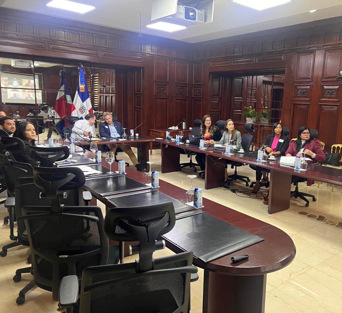 MIC_RD's tweet image. Desde el MICM, realizamos una reunión de trabajo con representantes comerciales de nuestras embajadas en Costa Rica, Estados Unidos (Washington y New Orleans), Japón, Países Bajos, Corea, Suecia, España (Madrid), México, Reino Unido y Brasil, en el marco del Proyecto “Inversiones…