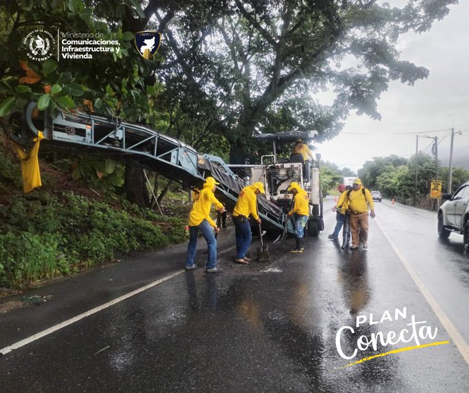 Trabajadores en chalecos amarillos y cascos dirigen trafico en una carretera humeda con un camion blanco grande estacionado y conos naranjas colocados. Un oficial en uniforme gris supervisa con una bandera roja. Arboles y postes electricos al fondo con cielo nublado. Texto superpuesto dice Plan Conecta. Segunda imagen muestra trabajadores en chalecos amarillos operando maquinaria gris para reparar la via con llantas y equipo pesado al lado de la carretera rodeada de vegetacion y un vehiculo pequeno visible.