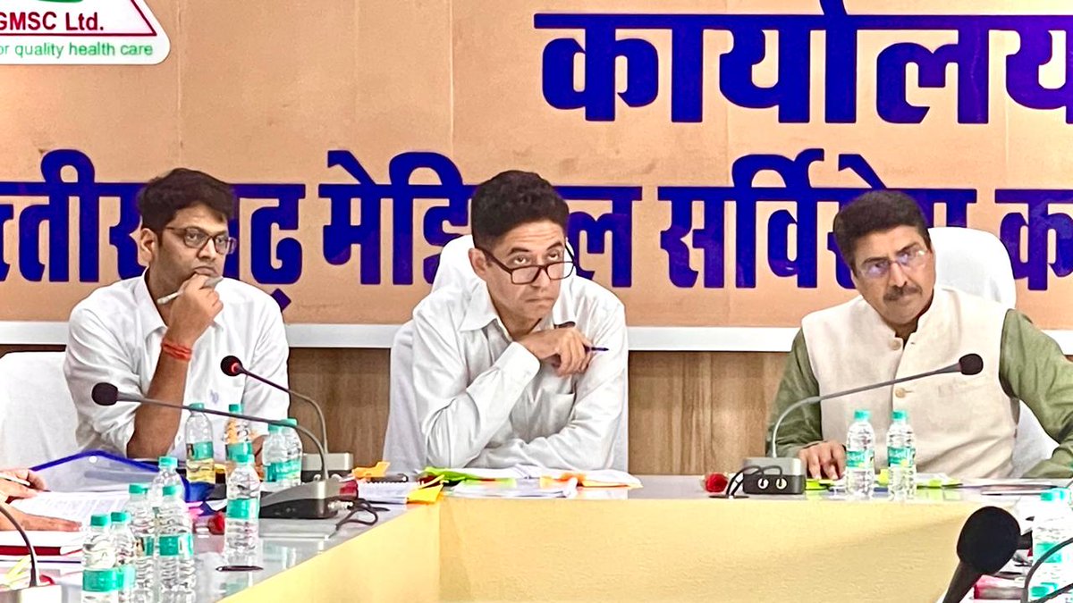 DPRChhattisgarh's tweet photo. मुख्यमंत्री श्री विष्णुदेव साय के नेतृत्व में छत्तीसगढ़ सरकार ने ₹1,390 करोड़ की लागत से चार नए मेडिकल कॉलेजों सहित छह निर्माण परियोजनाओं को मंजूरी दी है। मनेंद्रगढ़, कबीरधाम, जांजगीर-चांपा और गीदम में मेडिकल कॉलेज बनेंगे, साथ ही मनेंद्रगढ़ में 220 बिस्तर वाला अस्पताल और बिलासपुर में आयुर्वेद कॉलेज भवन का निर्माण होगा।

स्वास्थ्य मंत्री श्री श्याम बिहारी जायसवाल ने कहा कि यह निर्णय प्रदेश में चिकित्सा शिक्षा, डॉक्टरों की उपलब्धता और आधुनिक स्वास्थ्य सेवाओं के सुदृढ़ीकरण की दिशा में बड़ा कदम है। मुख्यमंत्री श्री साय ने इसे हर नागरिक को गुणवत्तापूर्ण और सुलभ स्वास्थ्य सुविधा देने की दिशा में ऐतिहासिक पहल बताया।