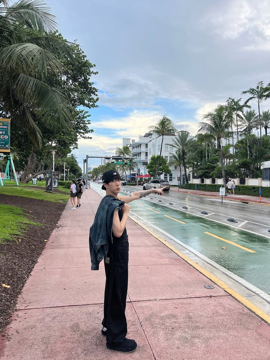 jongwoo central 🌙 tweet media
