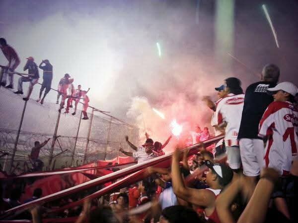 Particularmente extraño la cancha asi! Ya aburren los boludos de atrás del arco cantando 6 temas por partido y 15 minutos por tema! Que alguien les de un golpe de realidad y vuelva la fiesta a la tribuna.. Hace años es deprimente ver esto