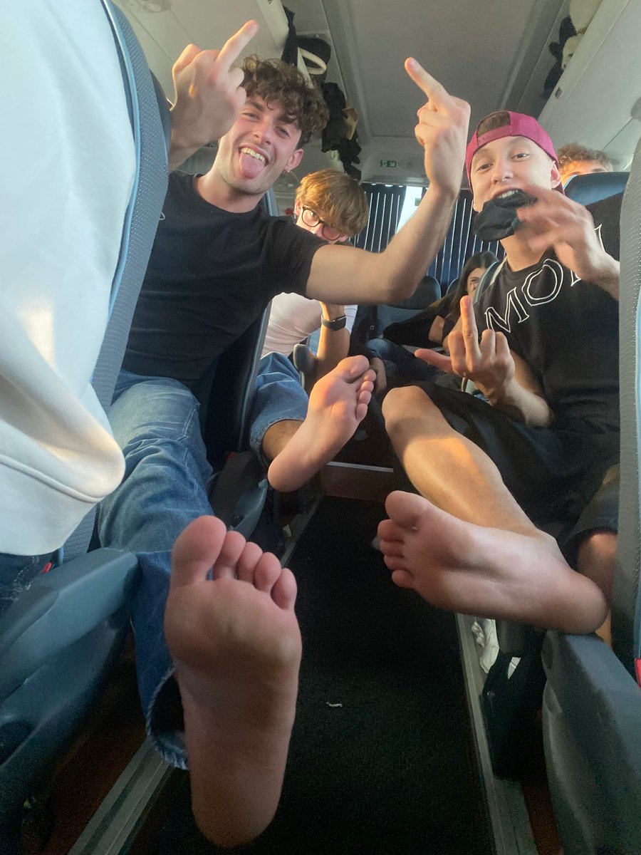 Vieni in gita scolastica con i bulli, sfigato! 🎒🚐 
Te ce la paghi e noi ci divertiamo con i tuoi soldi, ci stai? 😈#stinkyfeet
Come on a school trip with the bullies, you loser! 🎒🚐 
You pay for it, and we'll have fun with your money, are you up for it? 😈
#stinkyfeet