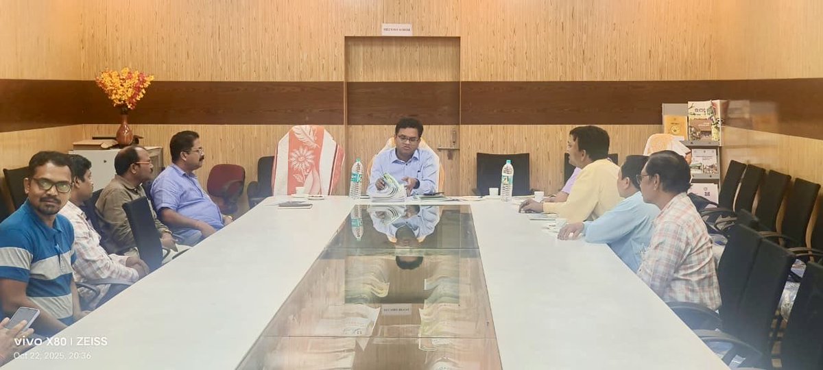 SMEOdisha's tweet image. Dr. N. Thirumala Naik, Commissioner-cum-Secretary, visited the Directorate of Text Book Production &amp;amp; Marketing (TBPM) today and reviewed key educational initiatives to strengthen textbook production, distribution and learning resources. #EducationOdisha #LearningForAll