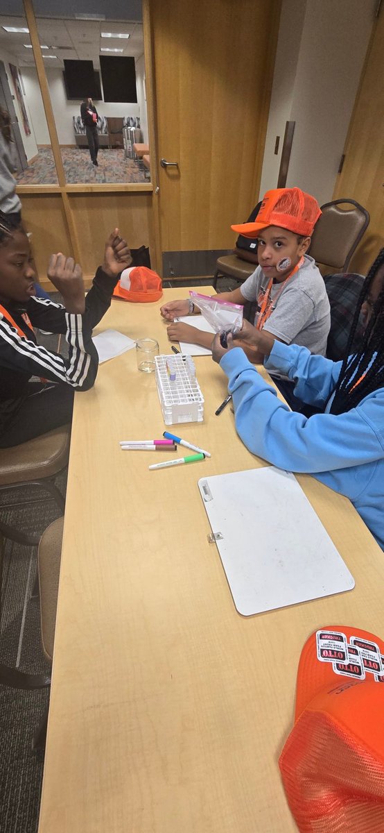 TeacherStan's tweet photo. Up next at Women in STEM, Science, with Chameleon Blooms! The girls learned how flowers change colors based on pH levels. (And how do make flowers around their house do the same!) @bgsu @DwightFertig https://t.co/FjlEVxBtMp