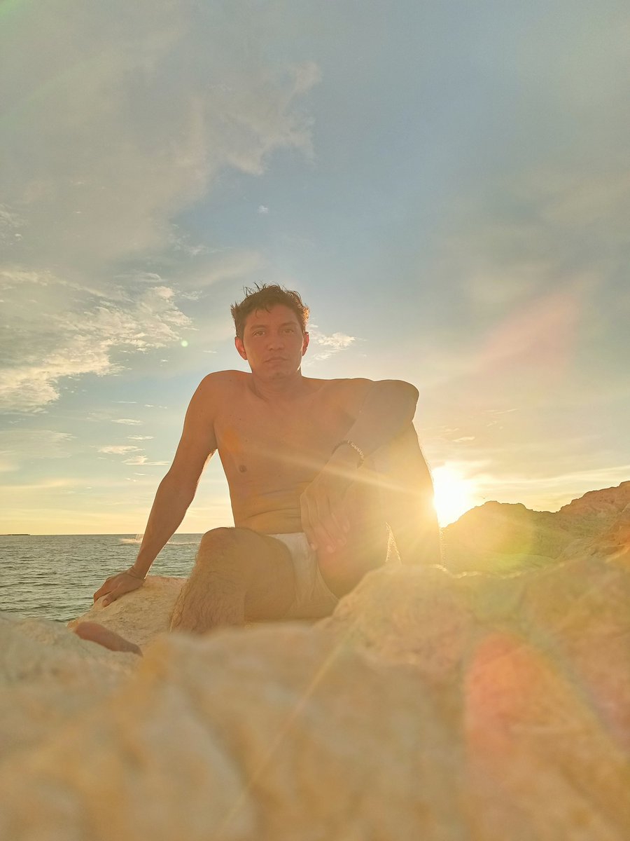 MatthPolo's tweet photo. Cada atardecer es una ventana hacia el mañana que está por empezar ✨ https://t.co/nYiKiyE7QI