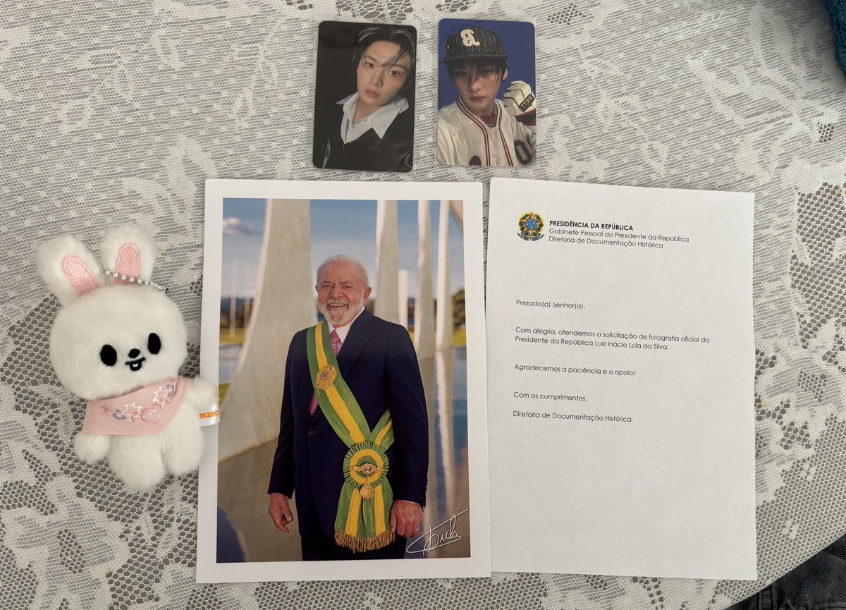 hyunhoforlix's tweet image. feedback positivo para a presidência da república por terem me enviado a foto do Lula PD님 e ainda enviaram junto o leebit e 2 photocards do lee know de brinde 🤍