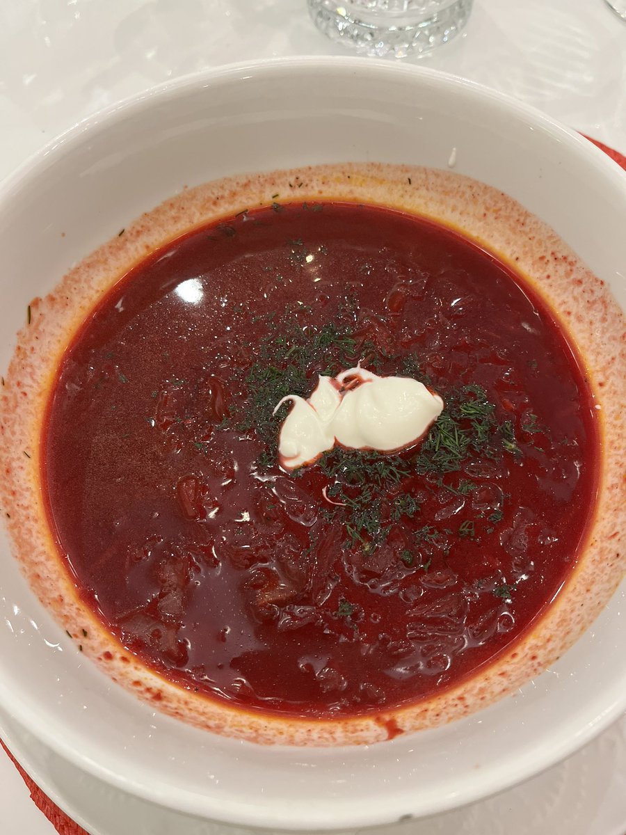 HelenaVillarO's tweet image. Una de las cosas que más me han impresionado estos días en Moscú es la alimentación y el agravio comparativo con EEUU e incluso España. Sabe a comida DE VERDAD hecha con ingredientes DE VERDAD. Incluso comiendo mucho, no se nota una digestión pesada. ¿Qué mierda nos están dando?