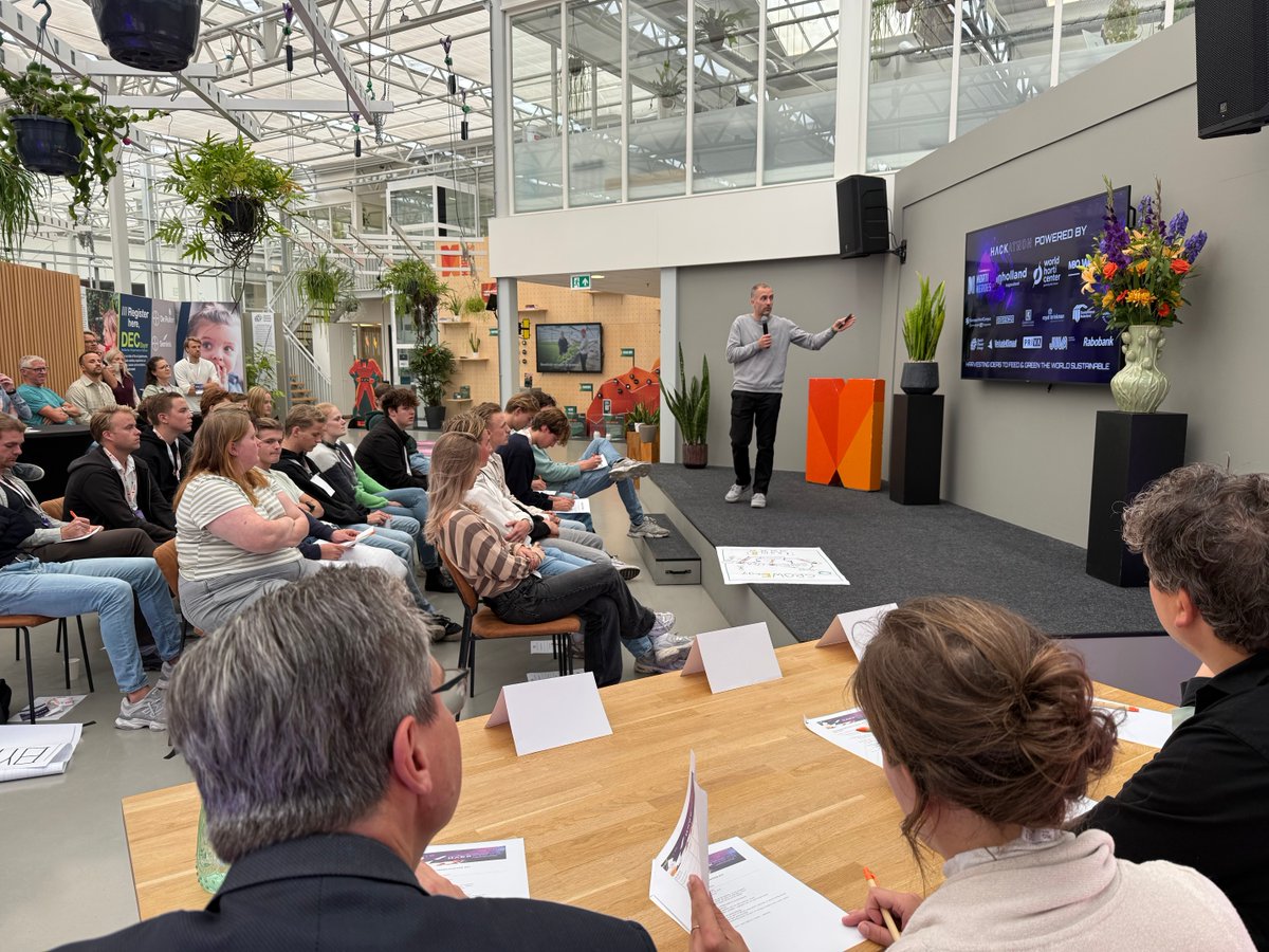 𝐓𝐞𝐫𝐮𝐠𝐛𝐥𝐢𝐤 | 35 studenten van 6 verschillende onderwijsinstellingen gaven de toekomst van de glastuinbouw een creatieve boost tijdens de HortiHeroes Hackathon 2025 in World Horti Center. De 3e editie van de hackathon had als thema Hack the Greenhouse: Energy Edition. 🔥