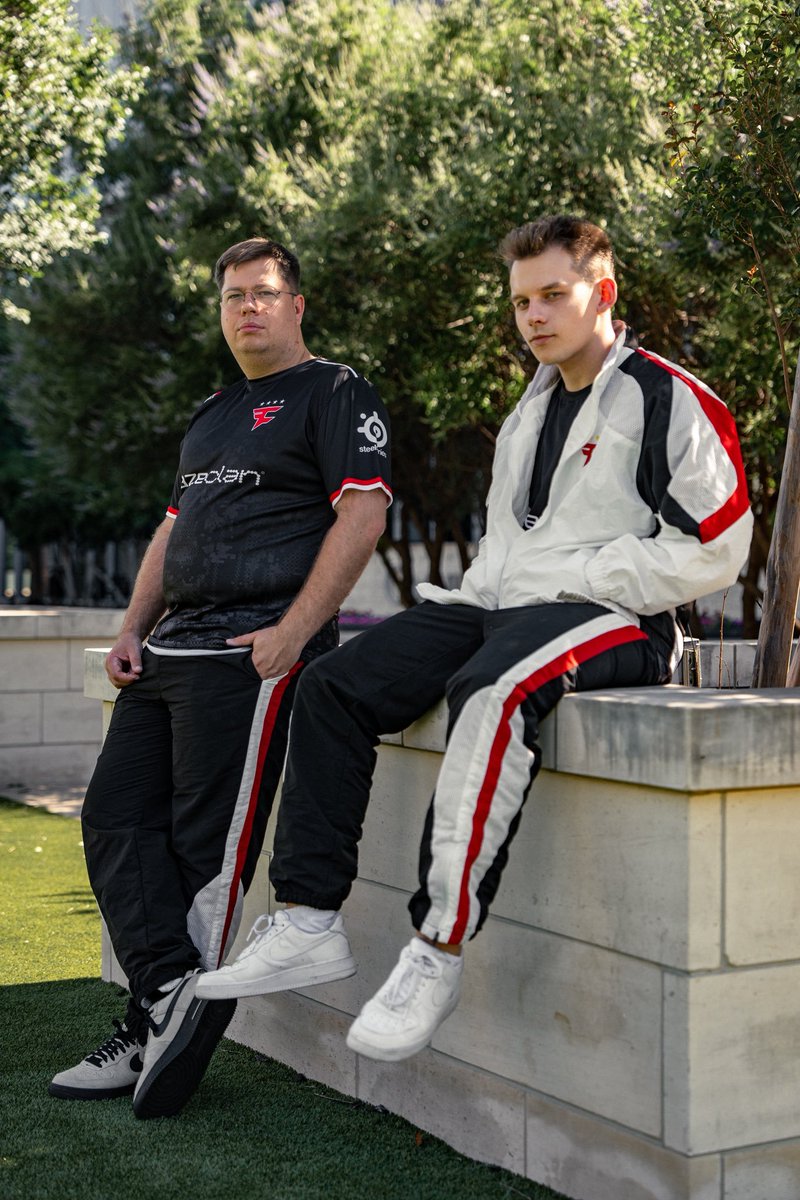 ⭐️⭐️⭐️⭐️

Tracksuit &amp; Jersey, in stock on the FaZe Pro Shop ⬇️