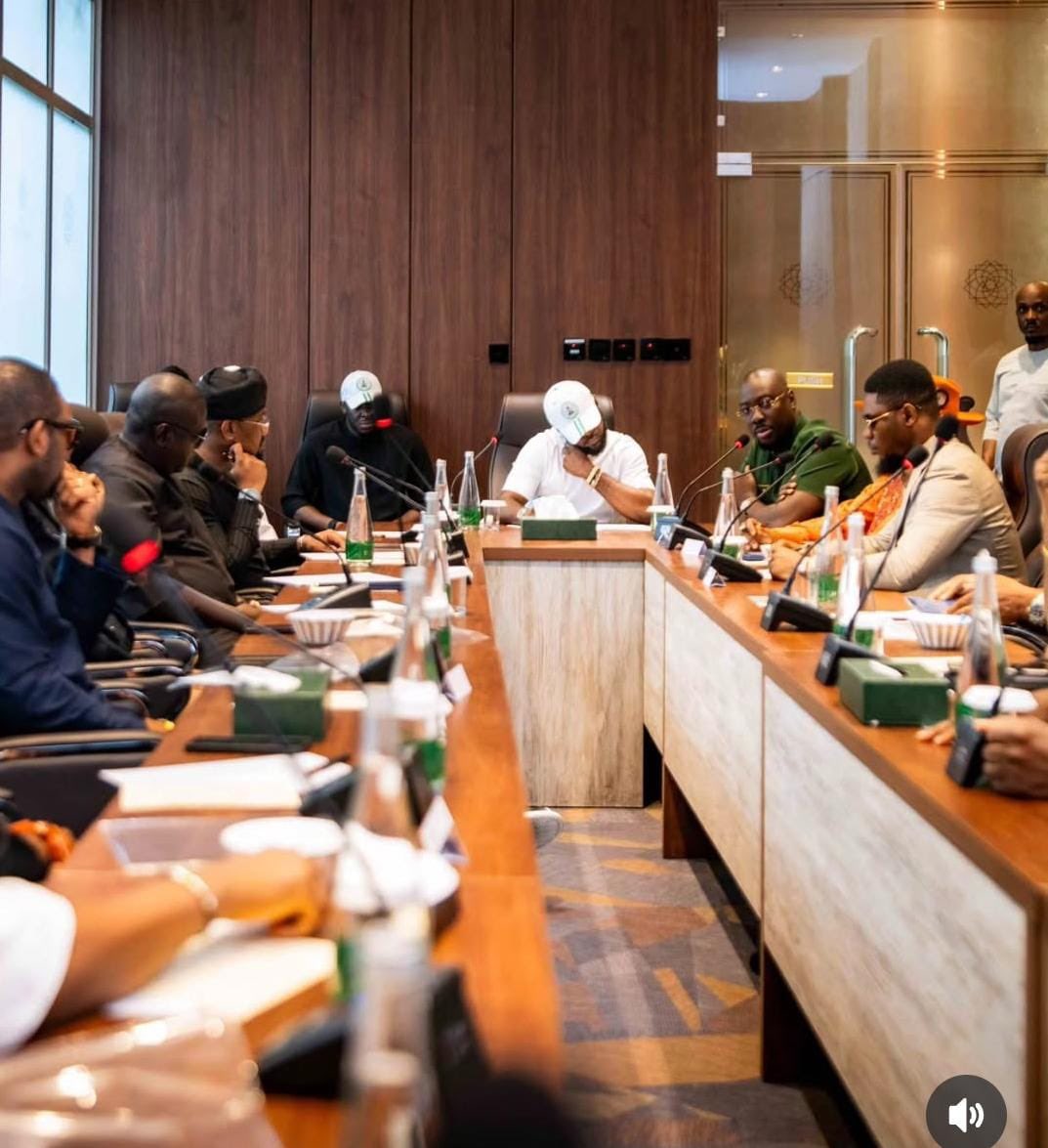 Lotanna_UG's tweet image. Seyi Tinubu Hosts New Generation Igbo Business Men Billionaires To A Strategic Breakfast Meeting 
... Obi Cubana, Zenco, E-money, Stanel Uzoukwu, Ofuji, Ituma Enviable, Harvey Don, Others In Attendance.
They Met Under The Umbrella 'Change Nigeria'