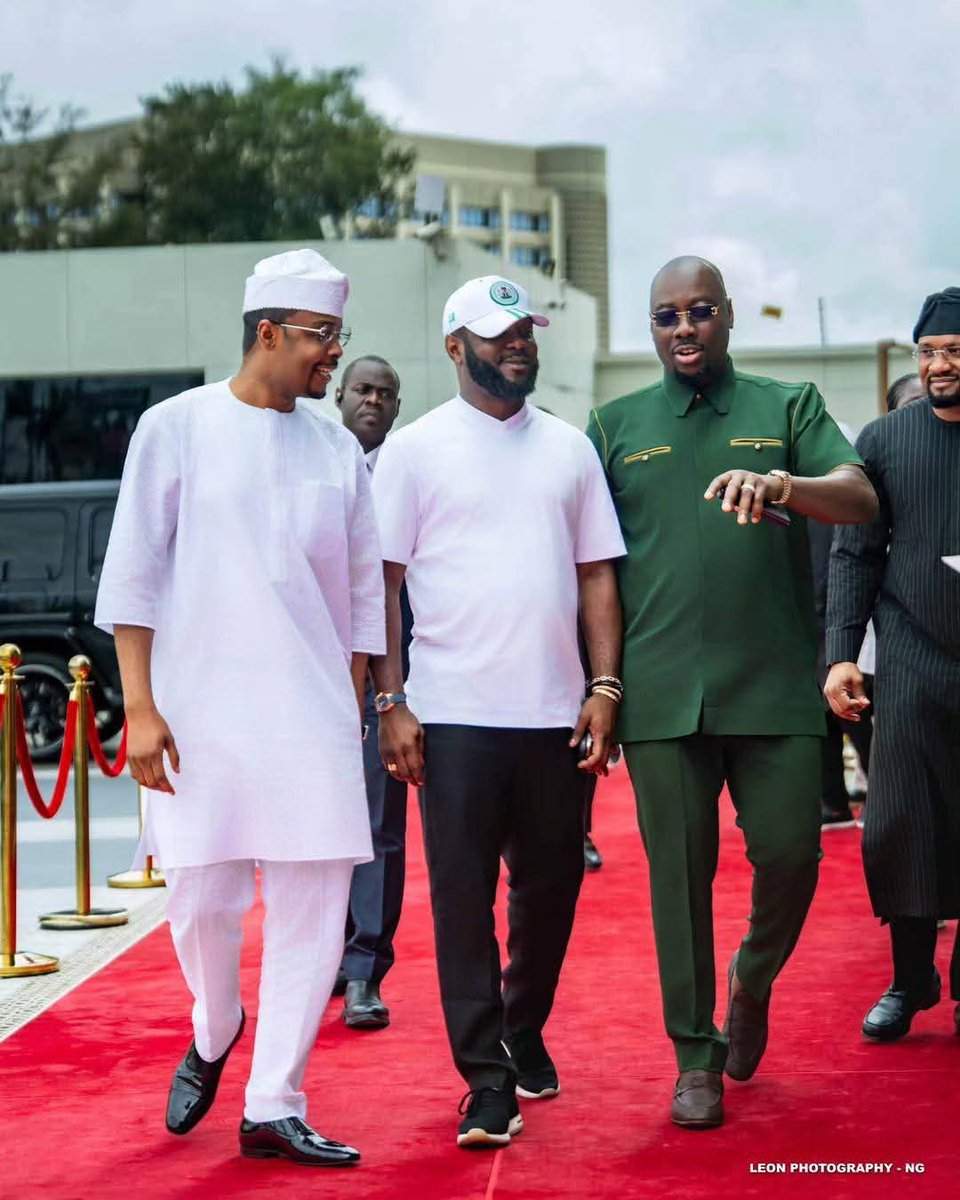 Lotanna_UG's tweet image. Seyi Tinubu Hosts New Generation Igbo Business Men Billionaires To A Strategic Breakfast Meeting 
... Obi Cubana, Zenco, E-money, Stanel Uzoukwu, Ofuji, Ituma Enviable, Harvey Don, Others In Attendance.
They Met Under The Umbrella 'Change Nigeria'