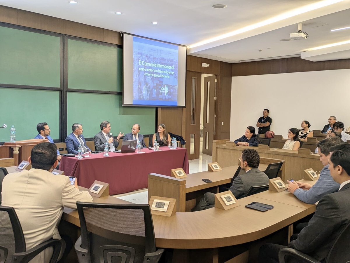 🌍 La Cámara de Comercio de Quito presentó el conversatorio “El comercio internacional como motor de desarrollo en un entorno global incierto”, realizado en la Universidad Espíritu Santo (UEES) de Guayaquil. El encuentro contó con un panel de primer nivel, donde participaron como